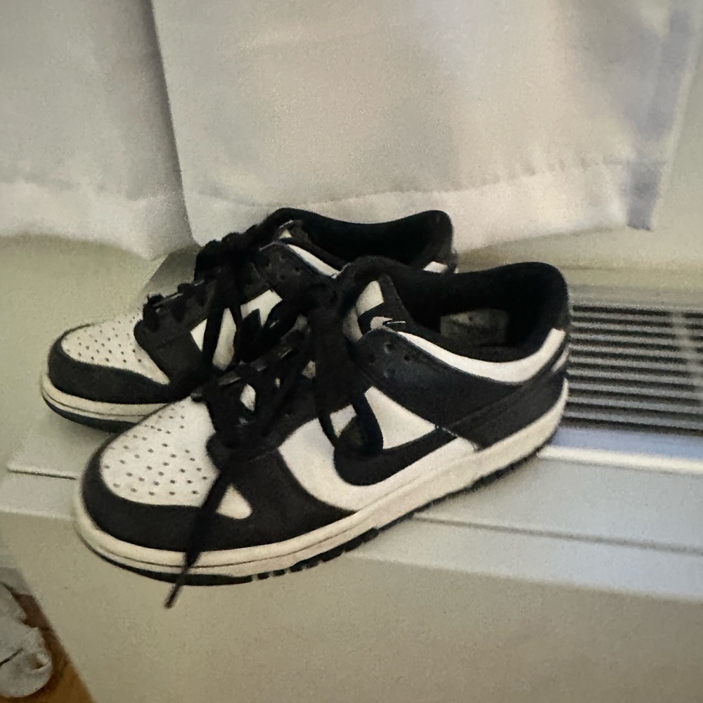 Black and White Low-Top Dunks Sneakers - Classic Lace-Up